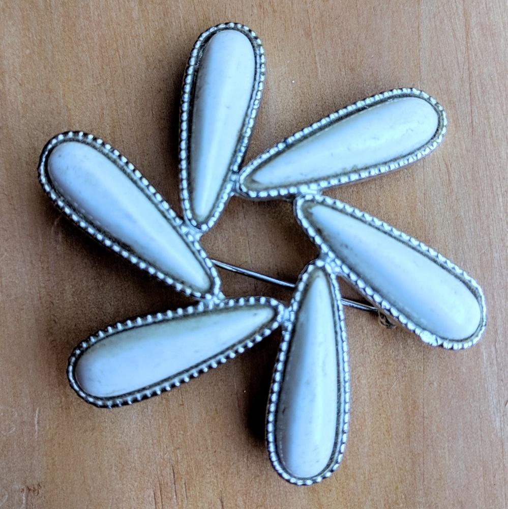 Vintage Emmons signed large white floral brooch - Picture 3 of 5